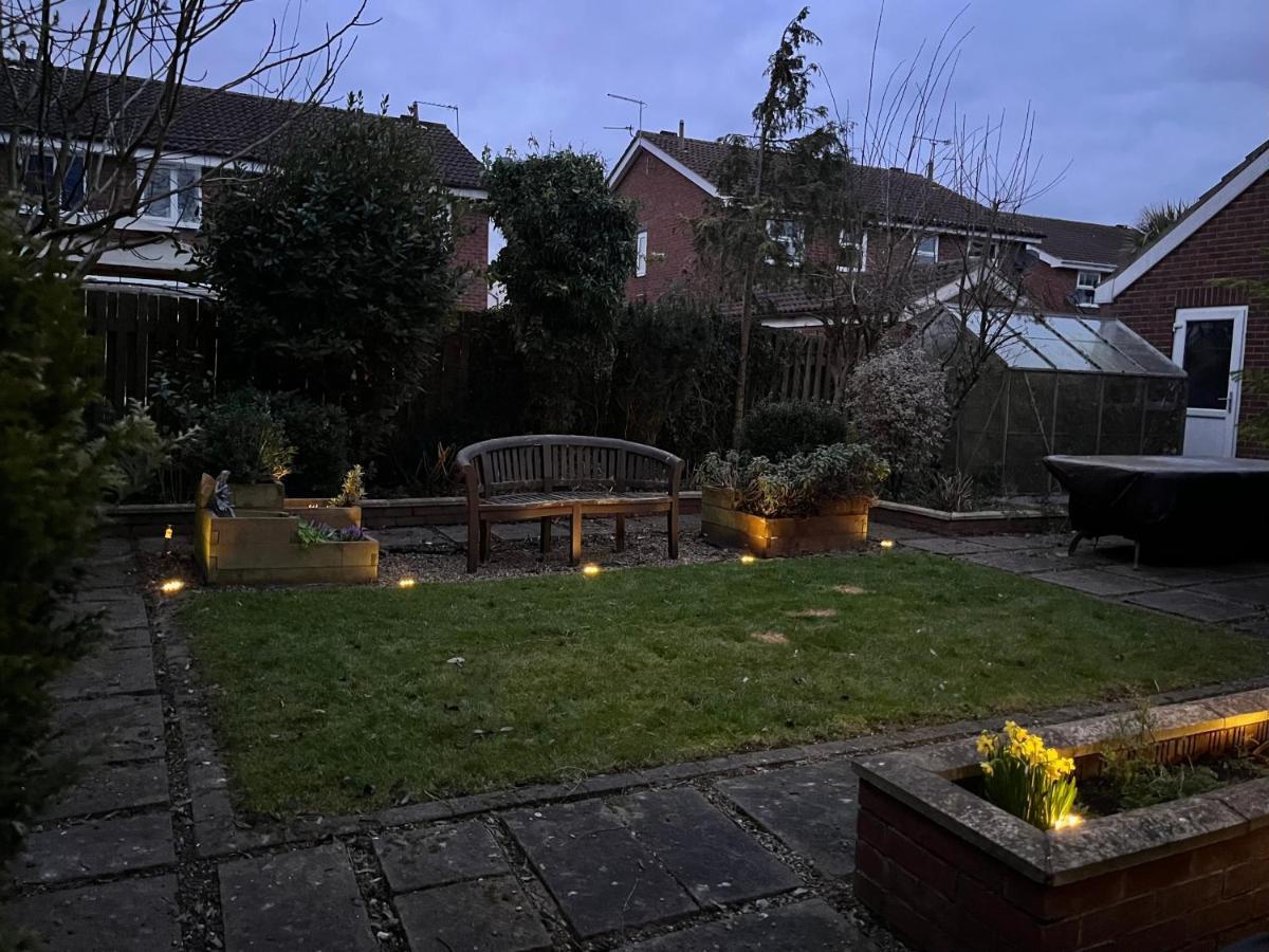 Stunning Beverley Bungalow W Fireplace, Private Parking, And Garden Exterior foto
